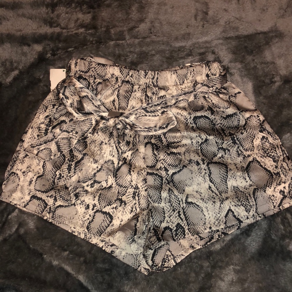 Belted printed high waisted shorts 💕